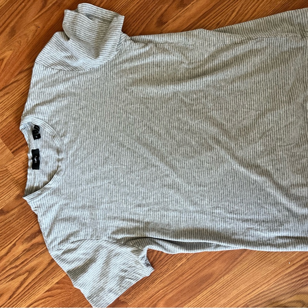 Theory Light Gray Striped women’s  Tee size medium good condition